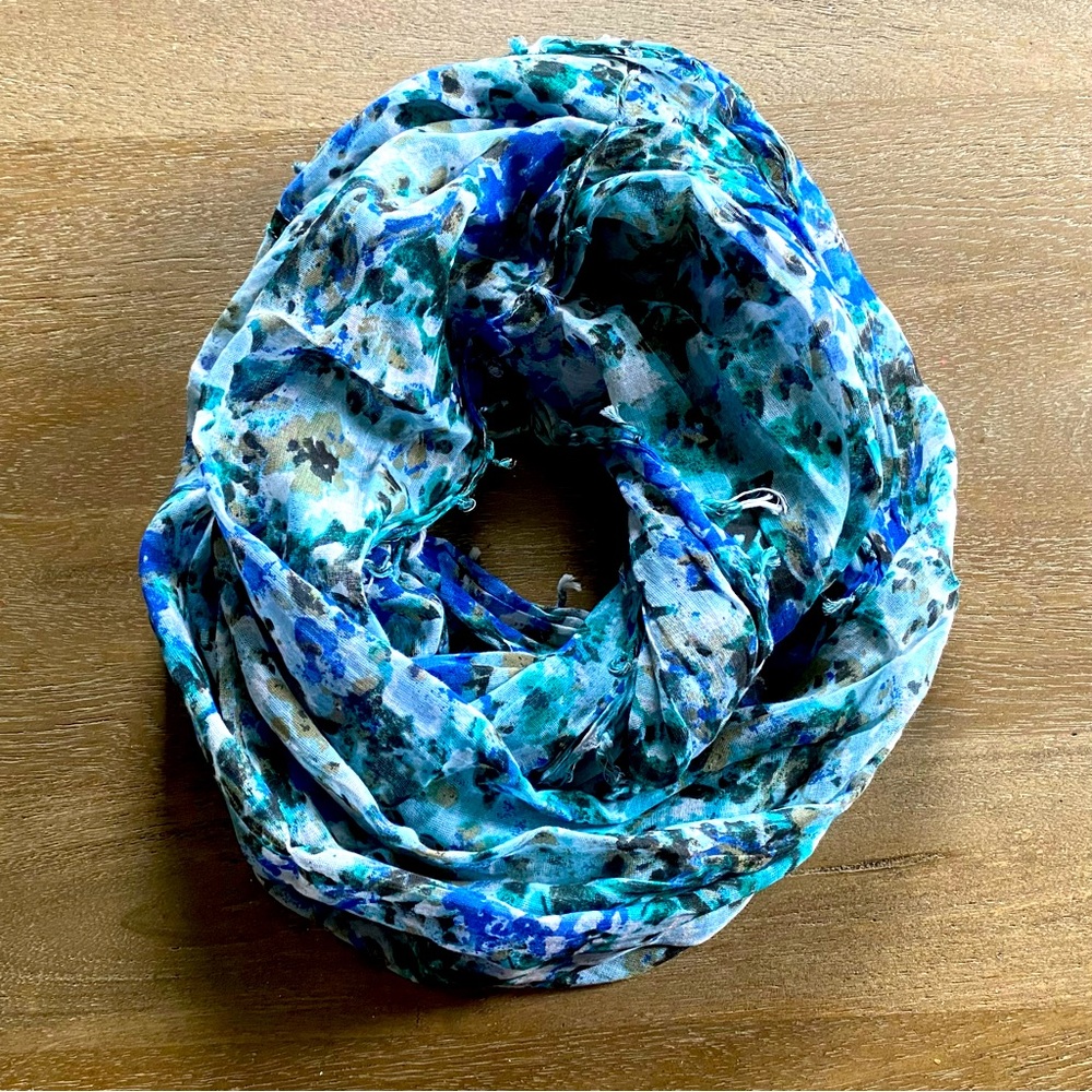 🐻 2/$25 • AEO | Floral Infinity Scarf